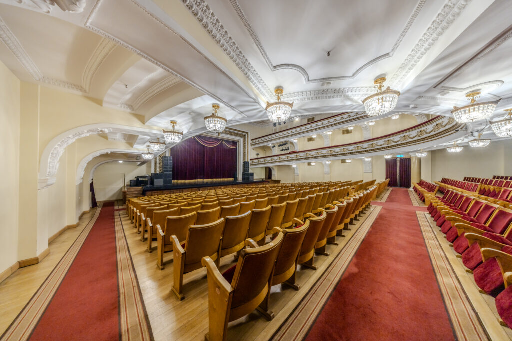 Mere Kultuurikeskuse suur saal. Foto Erlend Štaub